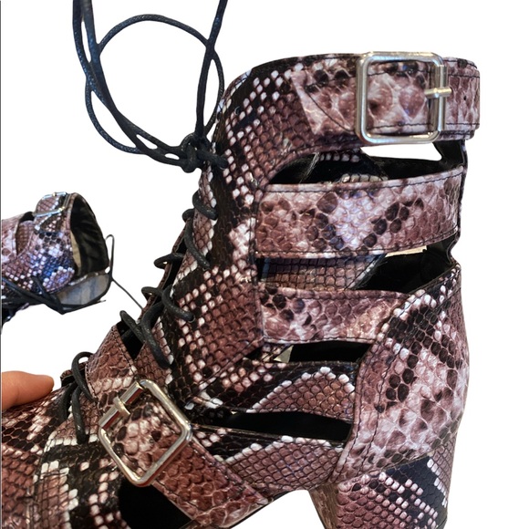 Cut out snakeskin ankle booties - Picture 6 of 6